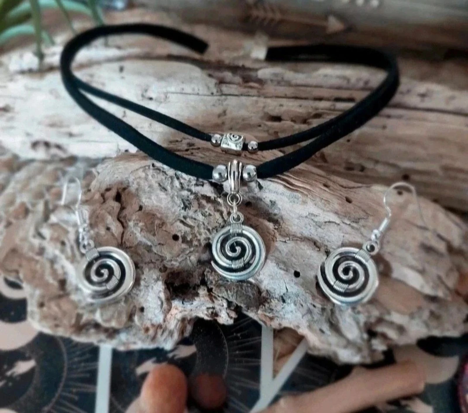 Parure boho rock double ras de cou spirale
ethnique, noir
